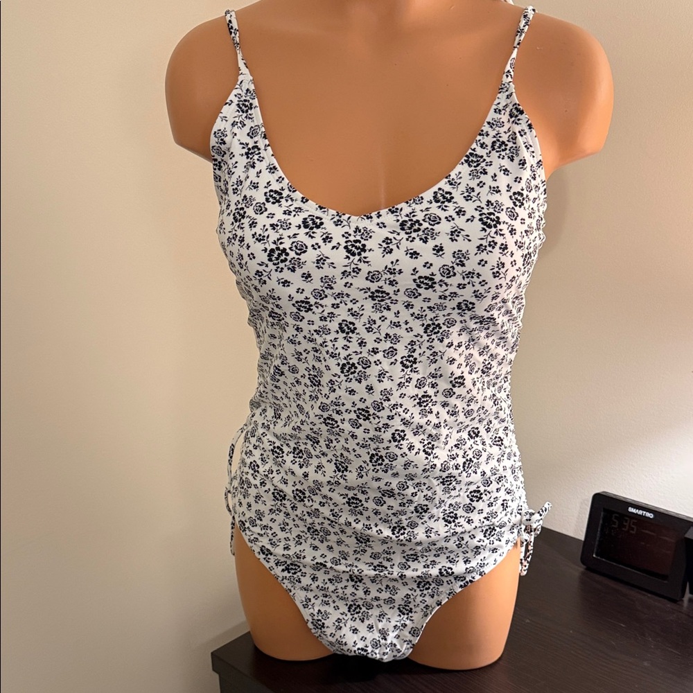 Cyn & Luca Large 1 Piece Black Floral on white Swimsuit NWTs Full side Ruching